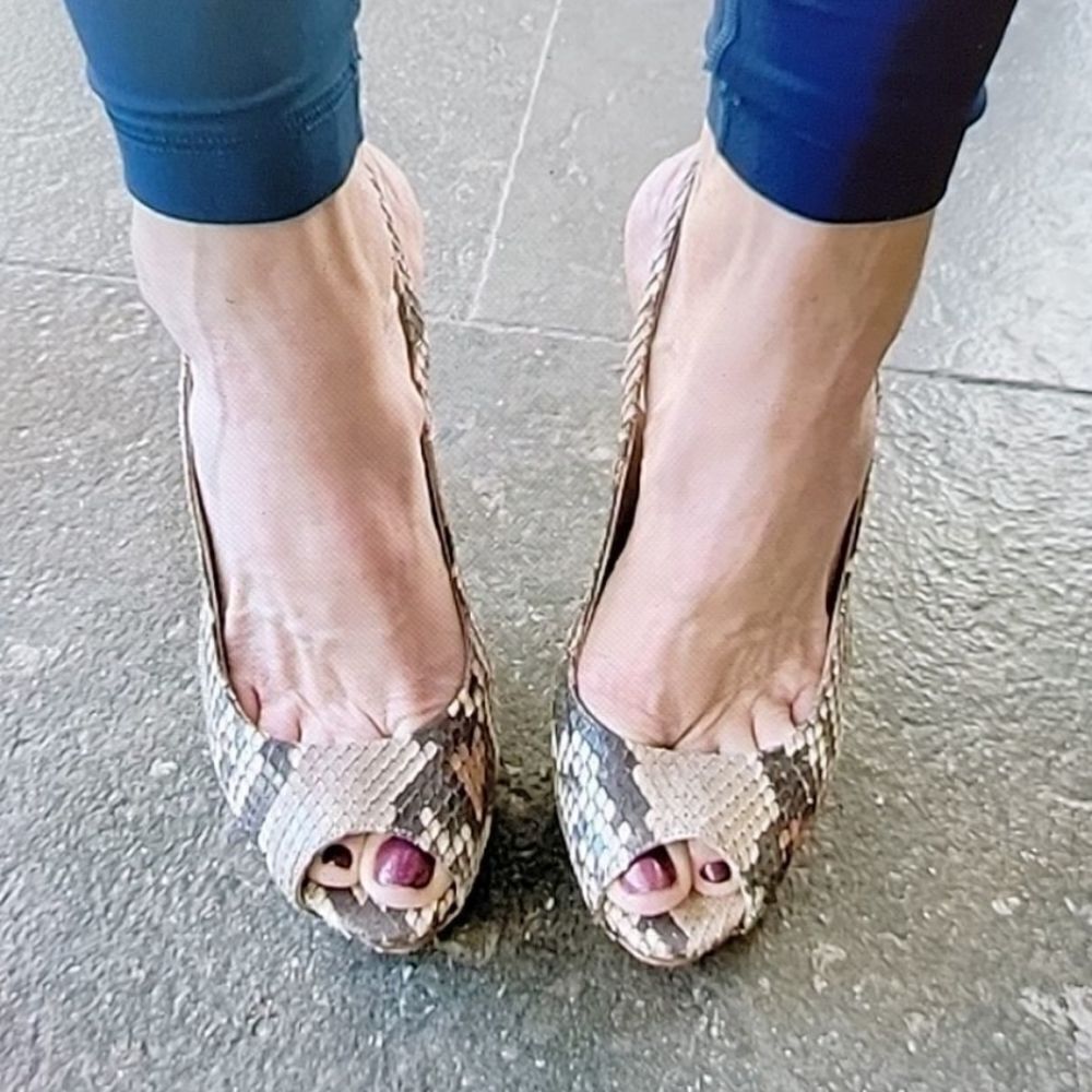 BCBG PARIS GOLD METALLIC SNAKESKIN PEEP TOE HIGH HEEL STILETTOS SHOE